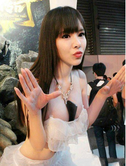会嘟嘴胸部能夹手机才是新女神
