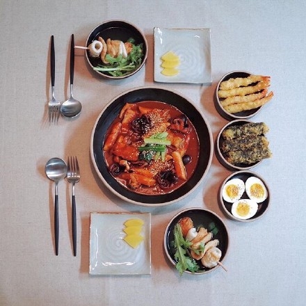 叼烟：‘你的另一半会做饭吗’‘他只会吃’.