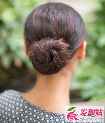 今年流行的丸子头教程 头发多怎么扎丸子头？