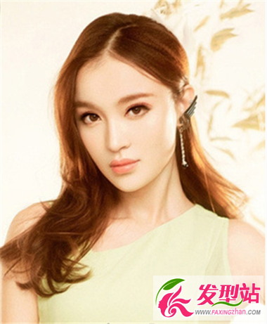 适合宽脸女生的发型 气质中分长发最瘦脸