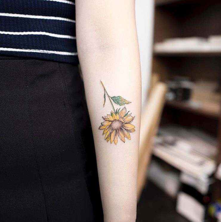 阳光下的美，女生手臂小清新向日葵纹身