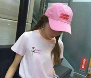 后来她一个人哭了好久 个性小女生微信头像