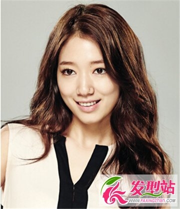 修颜韩式中长卷发发型 彰显女生时尚与知性美