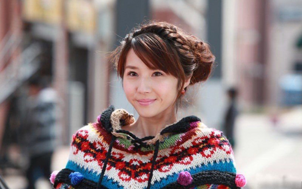 方安娜桌面壁纸之可爱美女卖萌