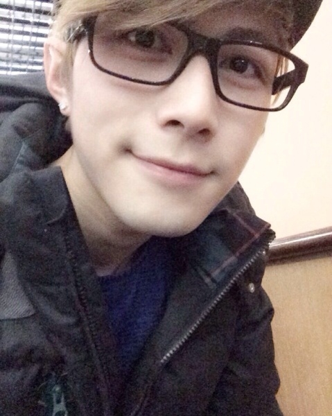 帅气型男陈学冬生活自拍照