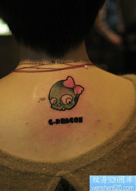 女人后背小巧潮流的骷髅纹身图片