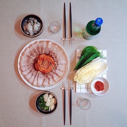 叼烟：‘你的另一半会做饭吗’‘他只会吃’.