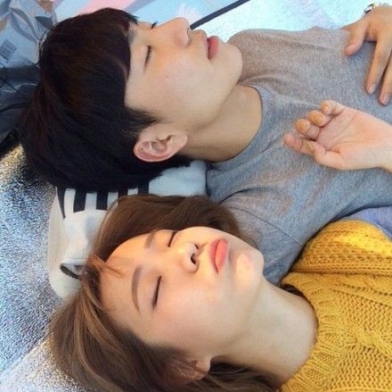 韩系95后时尚一男一女情侣图片