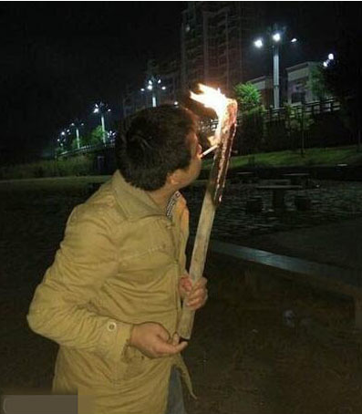 点烟就不能太低调