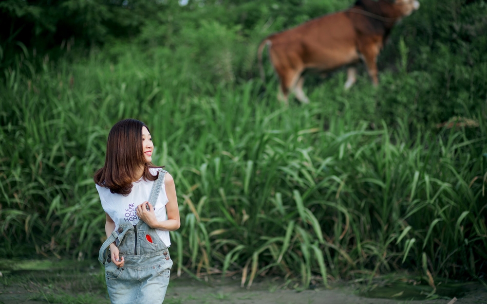 可爱背带裤邻家美女户外清新写真高清壁纸