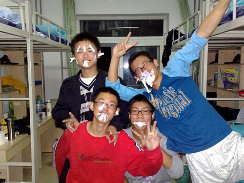 最二逼的男生宿舍里的青年