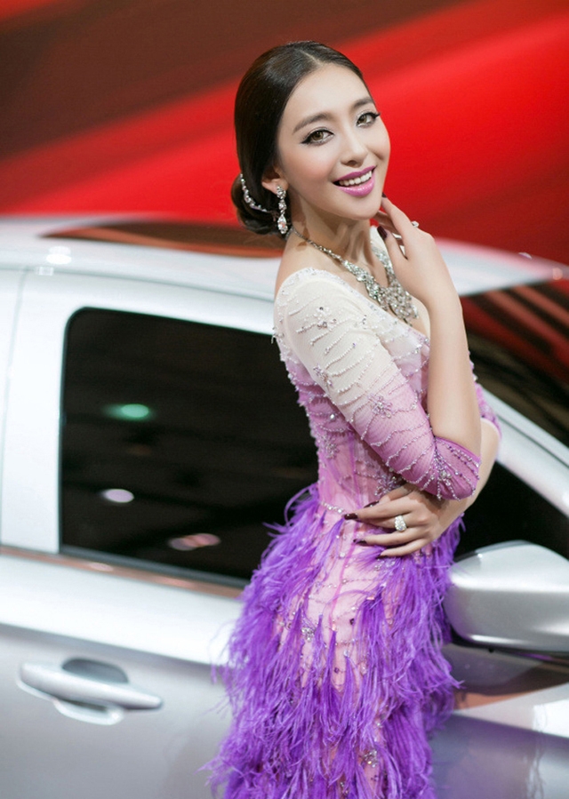 美女曹阳化身孔雀 美艳绝伦