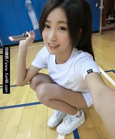 真羡慕有两个手机的人，可以和手机一起自拍