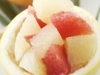 餐桌上的水果甜点