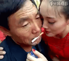 幸福的大爷和美女一起抽烟亲嘴