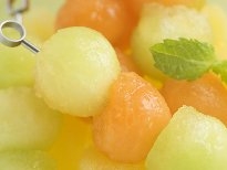 餐桌上的水果甜点