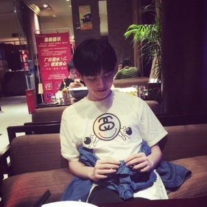 埋怨她不够爱你 霸道小帅哥qq男生头像