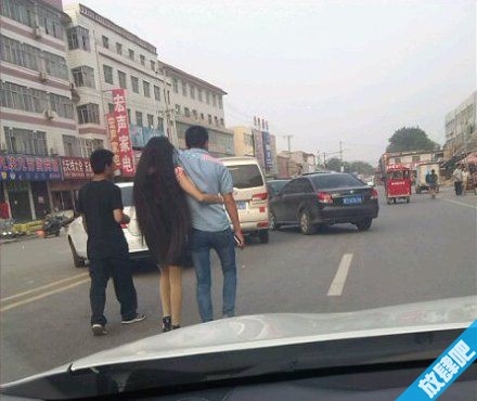 妹子这件披风好拉风啊！