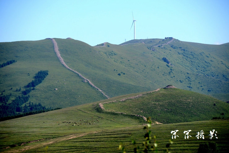 随拍高山草原上的长城