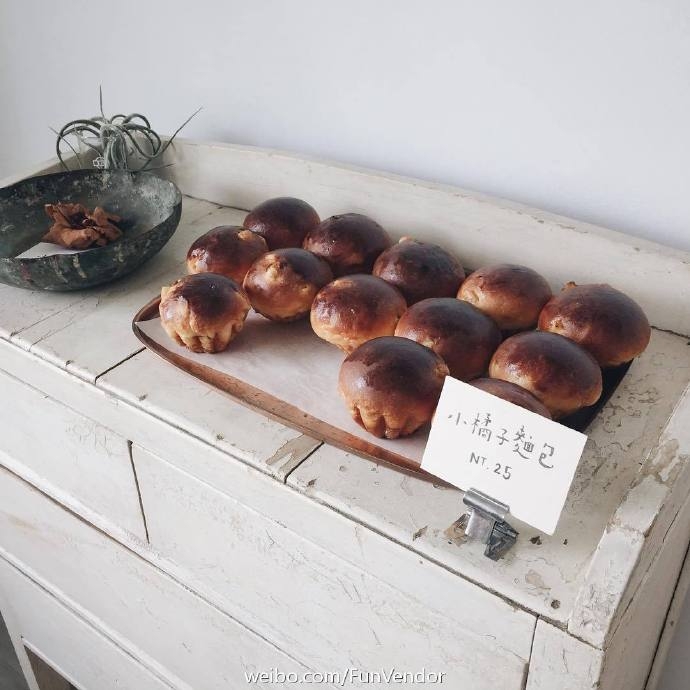 位于高雄住宅区的小花面包店 听说每一种面包都好吃到几乎半小时就会全部售完 面包控表示好想尝一尝