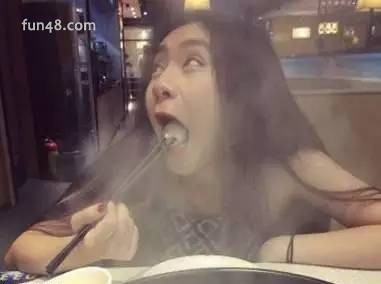 妹纸的吃相真逗比