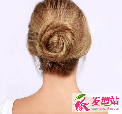 今年流行的丸子头教程 头发多怎么扎丸子头？