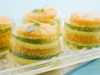 餐桌上的水果甜点