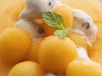 餐桌上的水果甜点