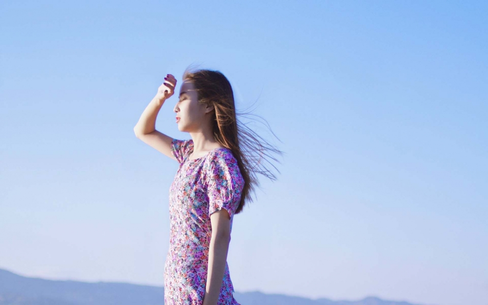 文艺碎花裙美女海边写真