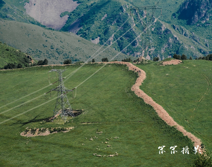 随拍高山草原上的长城