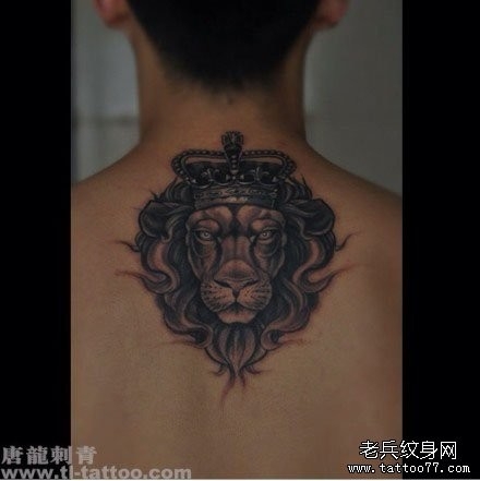 男性后背经典的黑白狮子纹身图片