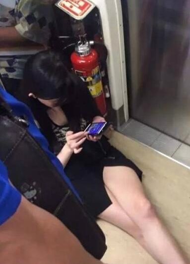 这电梯好慢，还是坐下来等吧