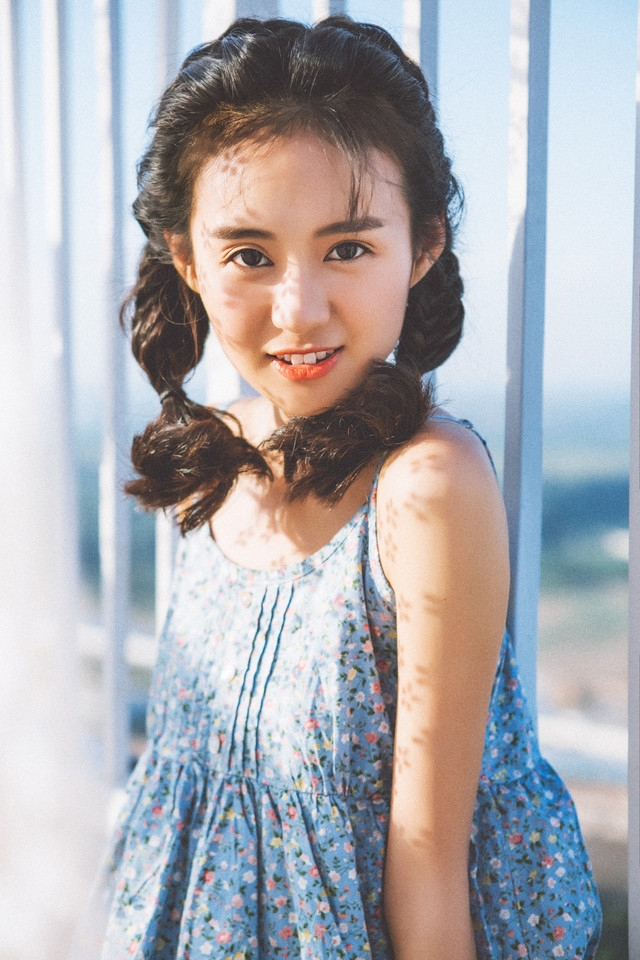 日系大眼萌妹甜美阳光写真手机壁纸下载