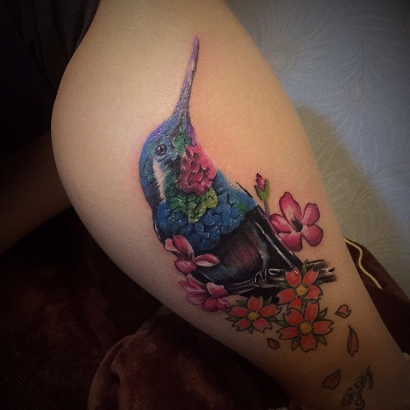 鸟语花香，腿部蜂鸟与樱花彩绘纹身