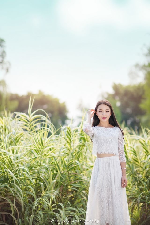 精选六月的夏白裙美女田园写真iPhone 4S壁纸下载