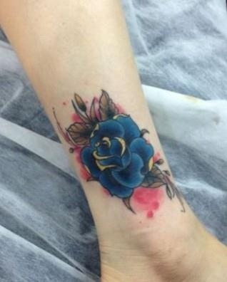 女性小腿浪漫蓝色玫瑰花纹身图案