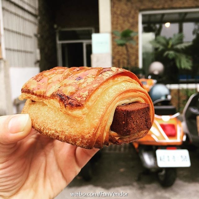 位于高雄住宅区的小花面包店 听说每一种面包都好吃到几乎半小时就会全部售完 面包控表示好想尝一尝