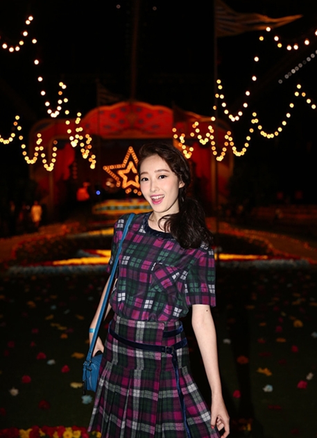 心灵手巧的蒋梦婕格子裙性感写真