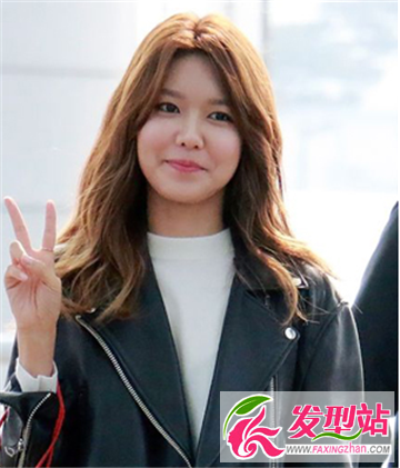 适合额头短小女生的中分气质发型 自信性感的标志