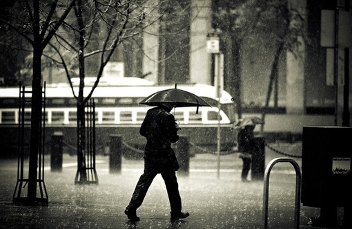 又是一个下雨天街道上的行人行色匆匆