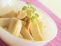 餐桌上的水果甜点