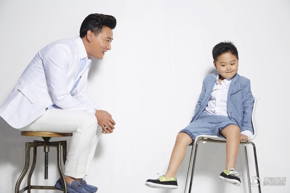 刘小锋和儿子亲情父子写真 嬉戏打闹其乐融融