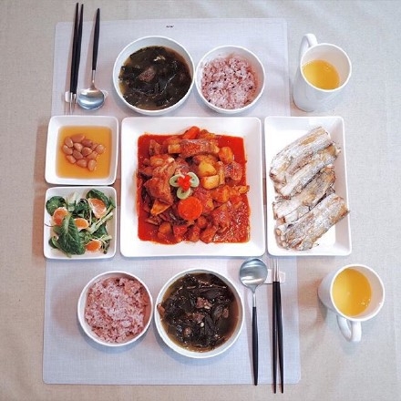 叼烟：‘你的另一半会做饭吗’‘他只会吃’.