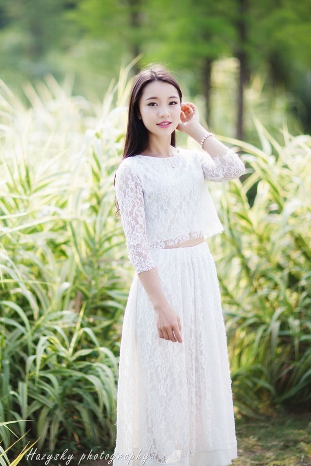 精选六月的夏白裙美女田园写真iPhone 4S壁纸下载