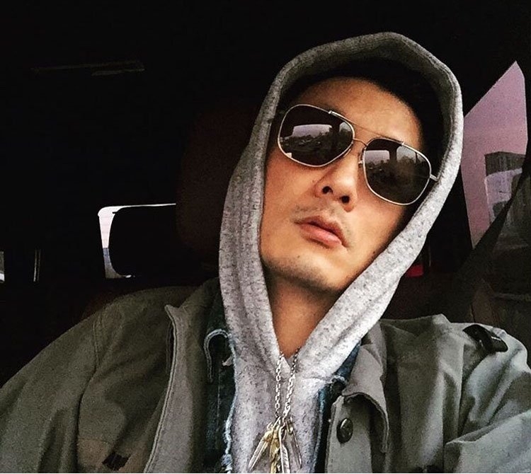 硬朗型男余文乐雅痞帅哥微博生活照图片
