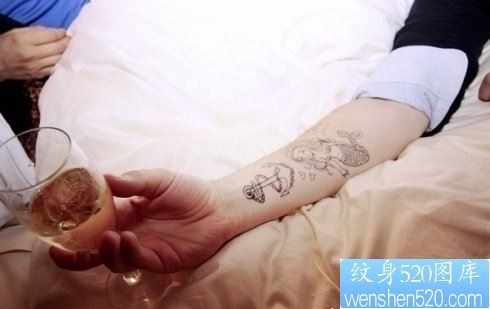 小清新手部美人鱼般锚纹身图案