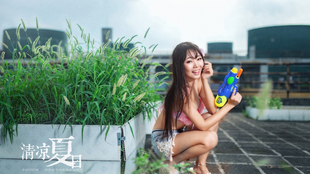 夏日比基尼巨乳美女性感玩水写真壁纸图片