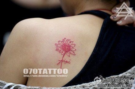 女人肩背潮流小巧的向日葵花纹身图片