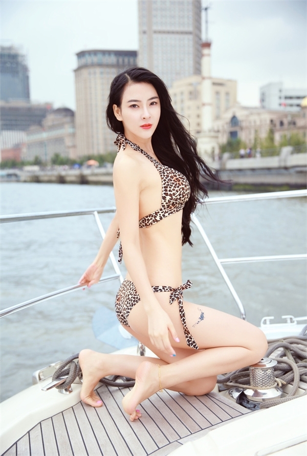 美女吴丹性感比基尼大曝光