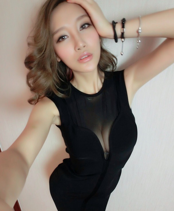 徐茜儿性感晒自拍照大眼迷人